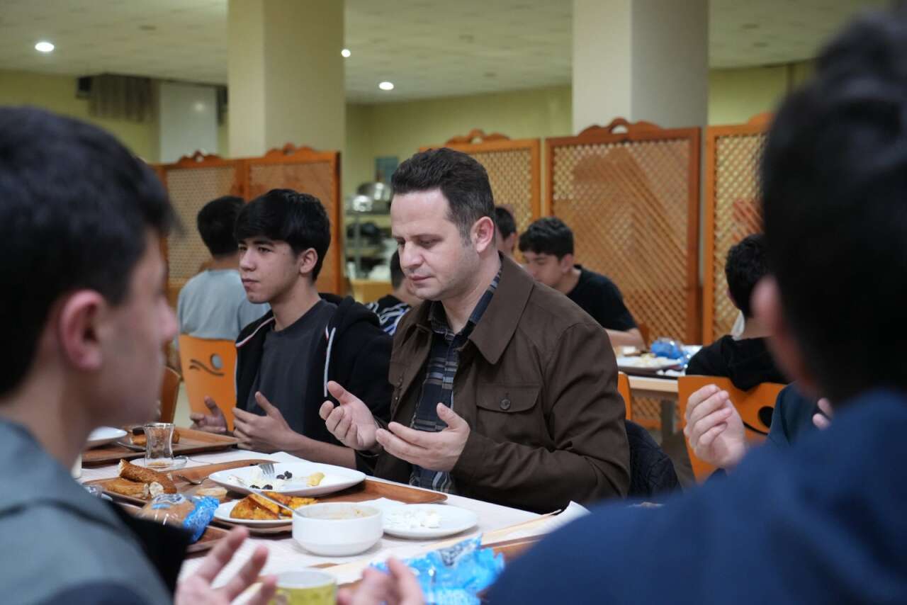 İl Milli Eğitim Müdürü Emre Çay Öğrencilerle Sahur Sofrasında Buluştu 1